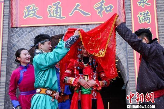 呼和浩特庙会上演《蒙古族婚礼》再现民族文化魅力